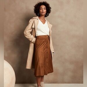 Gorgeous Banana Republic vegan suede midi skirt EUC button-down